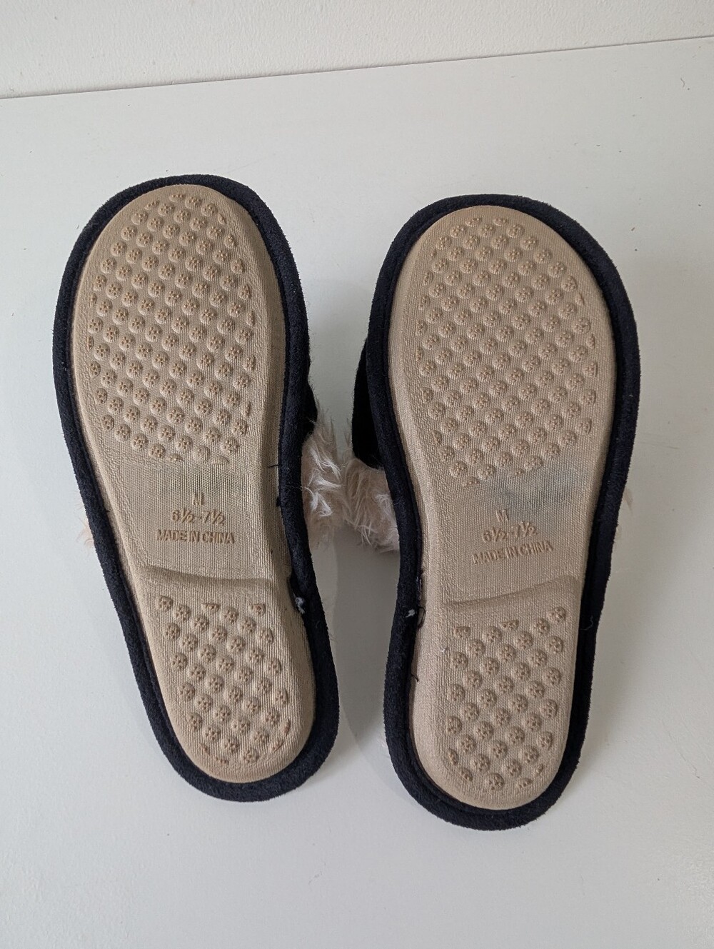 Black Bull Dog Slippers Rubber Bottom Size M 6.5-7.5 - Picture 3 of 3